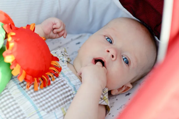 Baby met vingers in de mond — Stockfoto