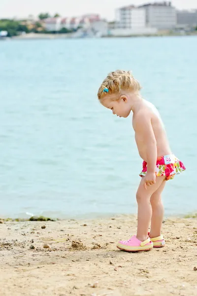 Petite fille sur la plage — Photo