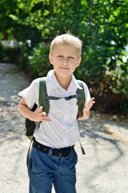 sırt çantası ile öğrenci