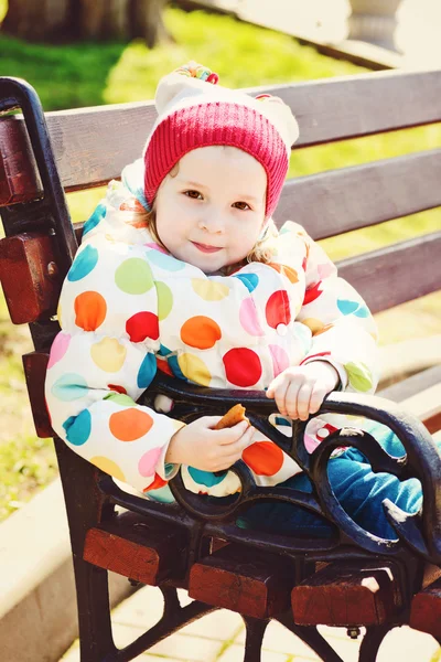 Kleinkind Mädchen auf der Bank — Stockfoto