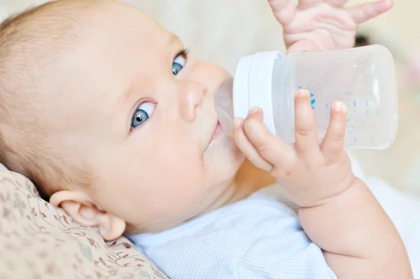 Vatten för baby — Stockfoto