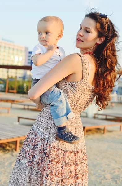 Lycklig mor och baby son — Stockfoto
