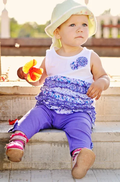 Baby mit Blume — Stockfoto