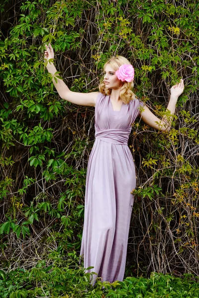 Bella ragazza con rosa nei capelli — Foto Stock