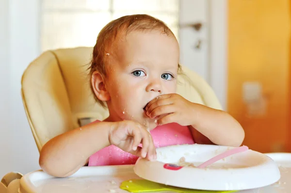 Bebé está comiendo —  Fotos de Stock
