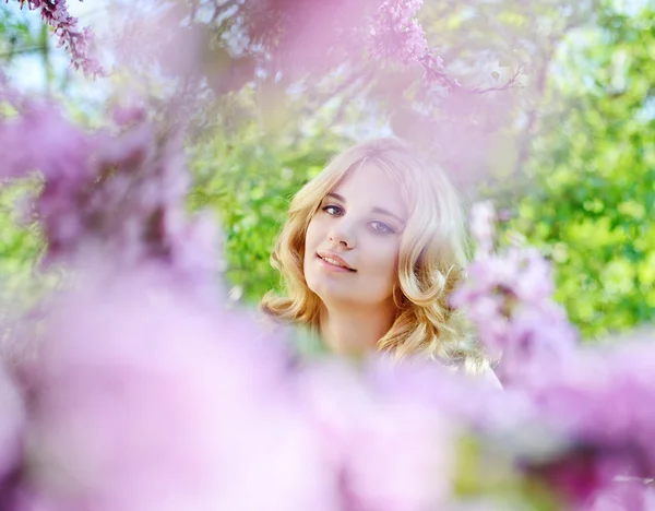 Chica en primavera flores jardín — Foto de Stock