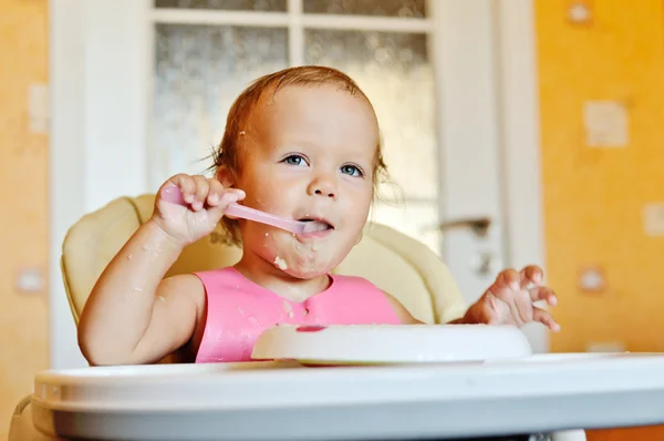 Baby essen — Stockfoto