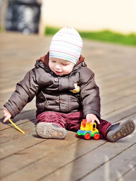 Speelse jongen — Stockfoto