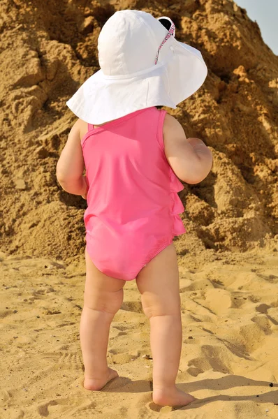 Fille sur la plage — Photo