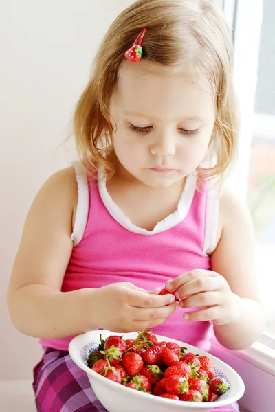 Niño comiendo fresa — Foto de Stock