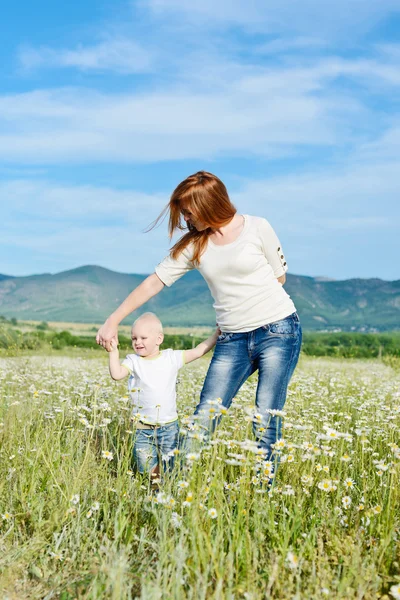 Moeder en baby zoon in veld — Stockfoto