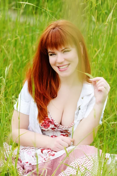 Fille reposant dans l'herbe — Photo