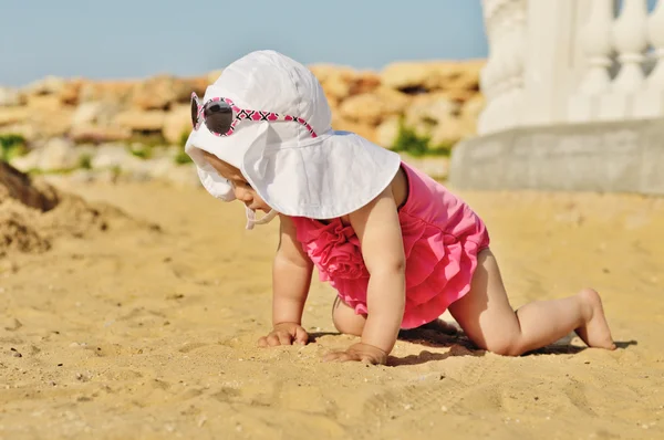 Bebé en la playa — Foto de Stock