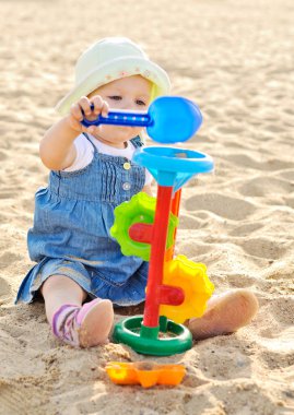 bebek kumla oynuyor.