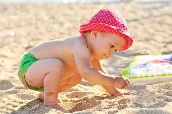 Baby spelen op het strand — Stockfoto