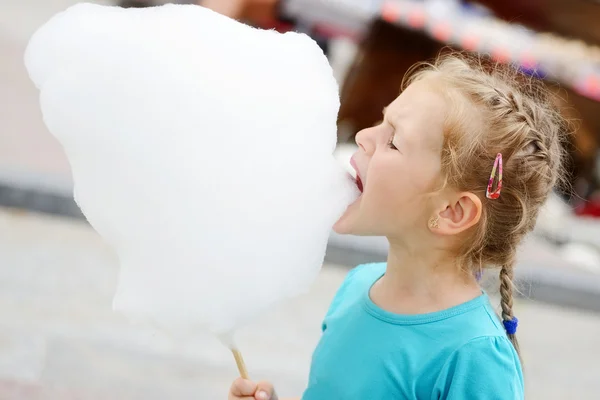 Маленька дівчинка з бавовняними цукерками — стокове фото