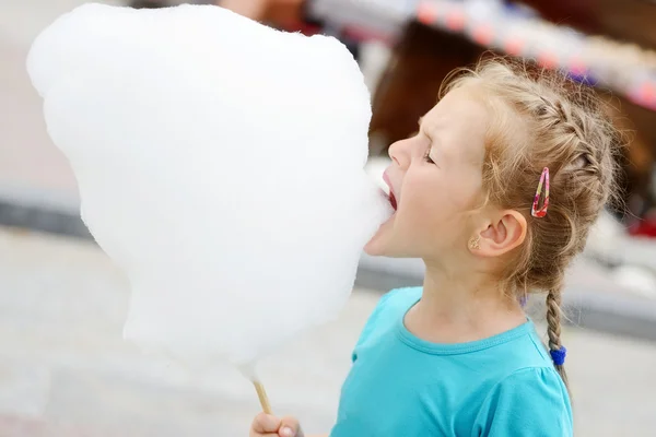 Menina com algodão doce — Fotografia de Stock