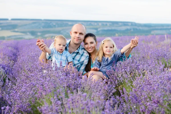 Familie in Lavendel veld — Stockfoto