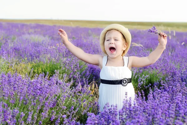 Glada barnet i fältet — Stockfoto