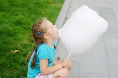 Pamuk helva yiyen kız