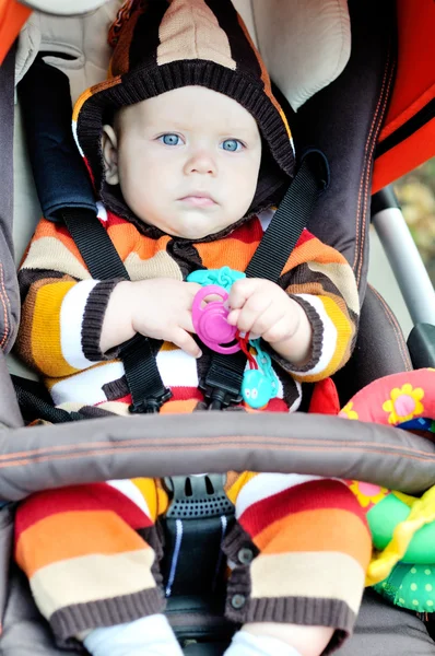Baby in de kinderwagen — Stockfoto