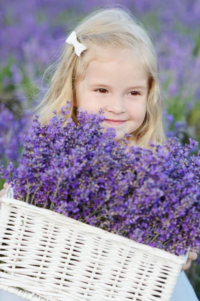 Barn girl med lavendel — Stockfoto