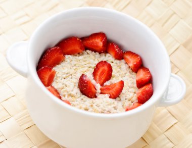 sıcak yulaf ezmesi kahvaltı çilek ile