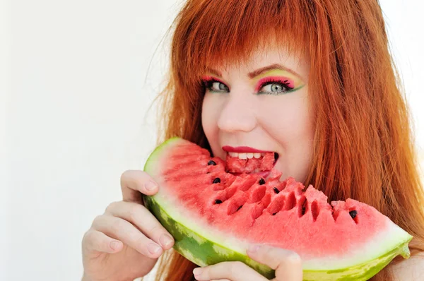Flicka med färsk vattenmelon — Stockfoto