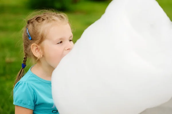 Dívka jí cukrovou vatu — Stock fotografie