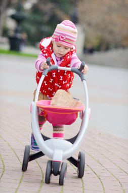  oyuncak bebek arabası ile kız bebek