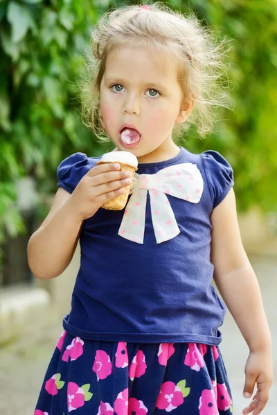 Niño con helado —  Fotos de Stock