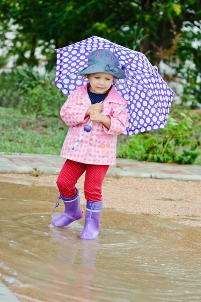 Tout-petit fille au jour de pluie i — Photo