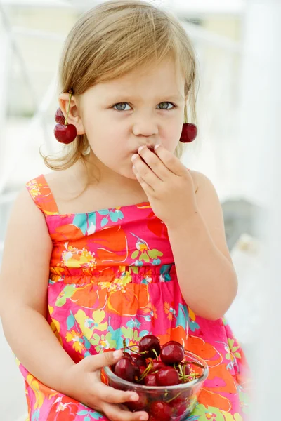 Menina comendo alegre — Fotografia de Stock