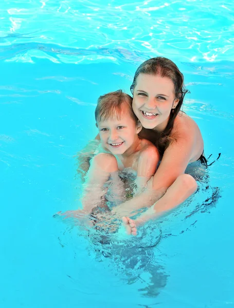 Diversão na piscina — Fotografia de Stock