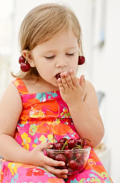 Menina comendo alegre — Fotografia de Stock