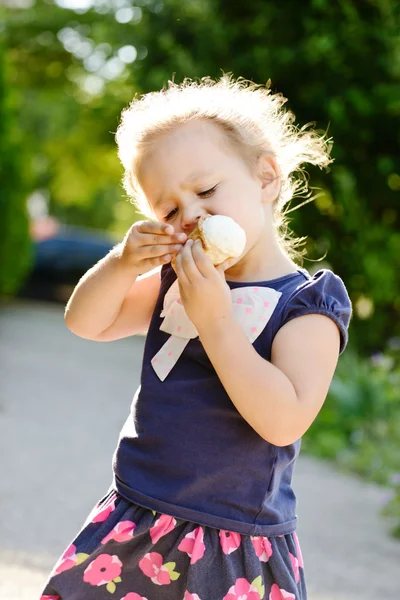 Menina comendo um sorvete — Fotografia de Stock