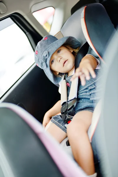 Toddler in   car seat — Stock Photo, Image