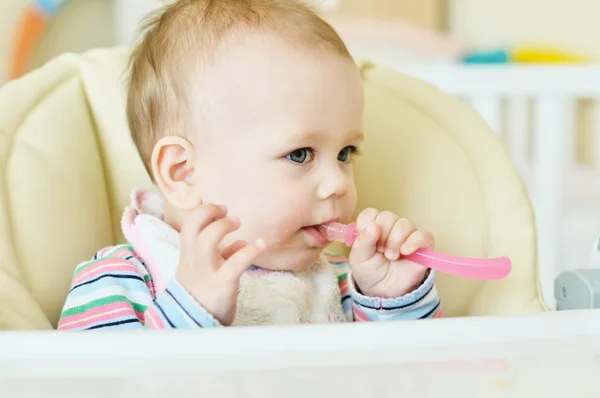 Bebé con cuchara — Foto de Stock