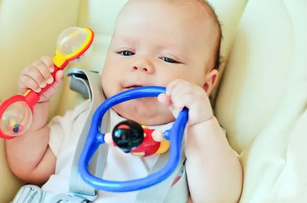 Baby mit Spielzeug — Stockfoto