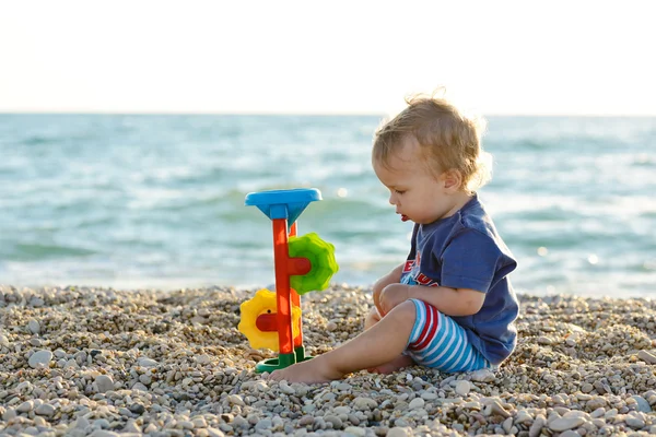 Chlapec na plážiビーチでの少年 — Stockfoto