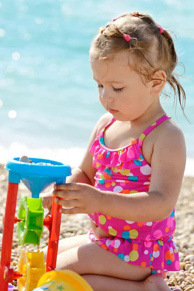 Maluch dziewczyny na plaży — Zdjęcie stockowe