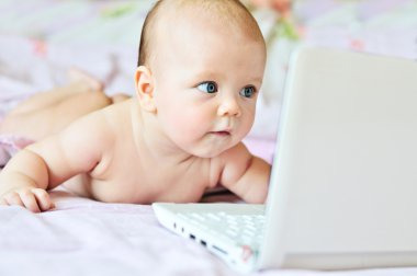 dizüstü bilgisayarlı bebek