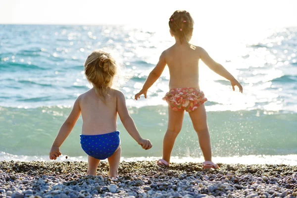 Toddlers on beach — Stock Photo, Image