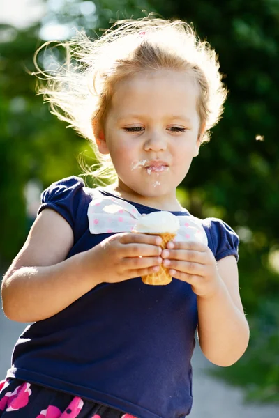 Kislány eszik fagylaltot — Stock Fotó