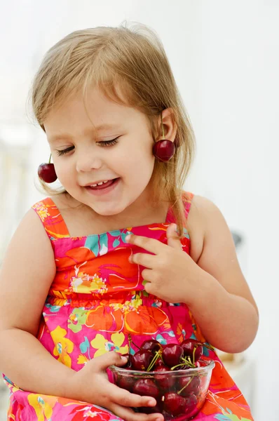 Meisje eten cherry — Stockfoto