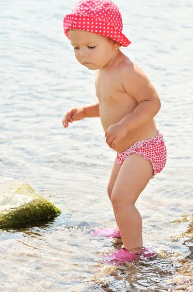 Bébé fille en mer — Photo