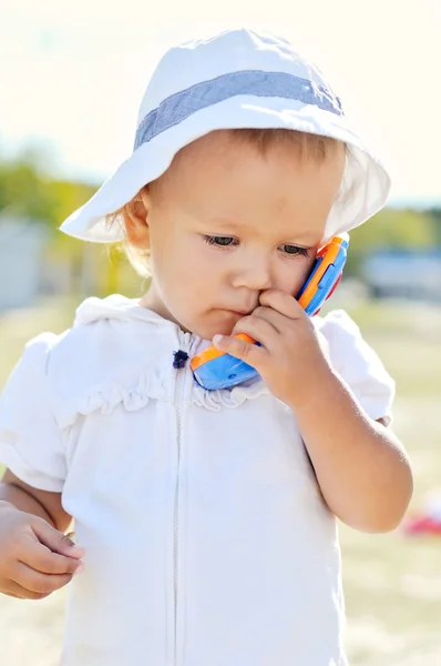 Baby mit Spielzeugtelefon — Stockfoto