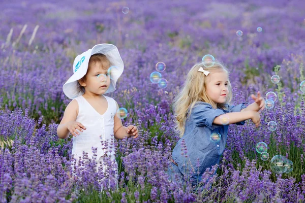 Meisjes vangen zeepbellen — Stockfoto