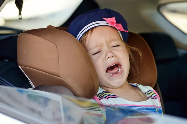 Criança chorando em carro — Fotografia de Stock
