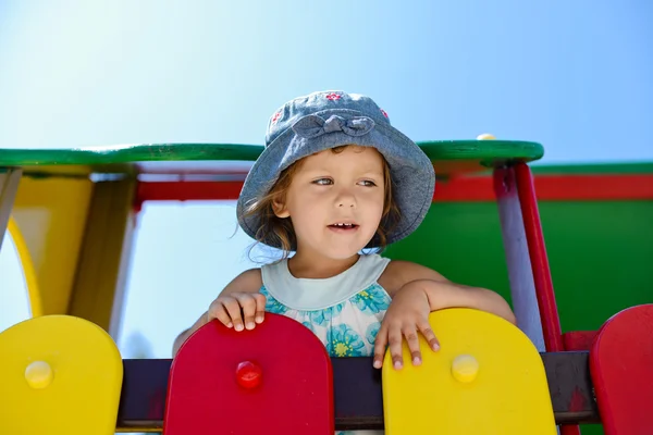 Menina criança no parque infantil — Fotografia de Stock